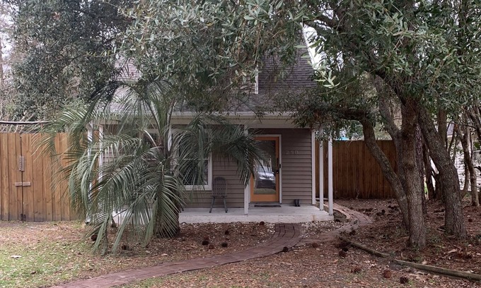 Wilmington Cottage | 3 Bedroom Cottage w/Hot Tub- 4 miles to Beach, 4 miles to Downtown and 1 to UNCW