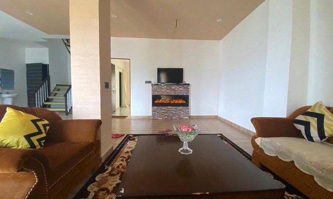 Pithoragarh Villa | 3 bedroom cottage with hot tub/ barbecue/Himalaya