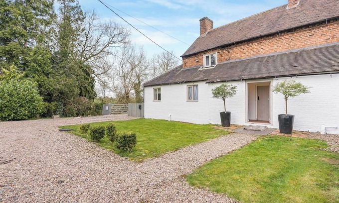 Shifnal House | 3 Bedroom Country Cottage with Private Garden