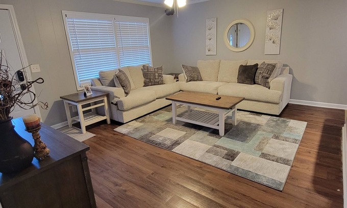 Murfreesboro House | 3 bedroom country cottage in murfreesboro close to interstate and shopping.