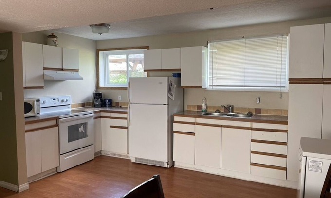 Hardisty Apartment | 3 Bedroom Cozy Apartmentn2 Blocks from Main StreetnPrivate Entrance