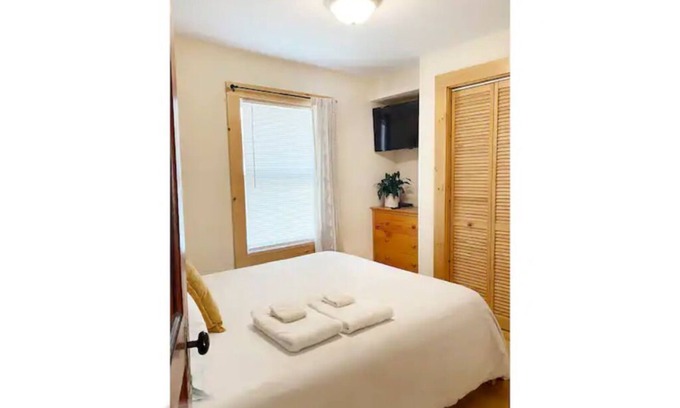 Old North End Apartment | 3 Bedroom Cozy BurlingtonEscape w/HOT TUB!