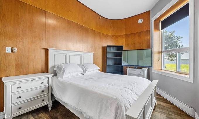 Summerside House | 3 bedroom downtown Summerside directly on the ocean. Sleeps 6 . Walk to town