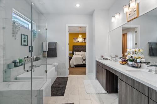 Houston House | 3 Bedroom Exclusive Getaway at Houston Galleria