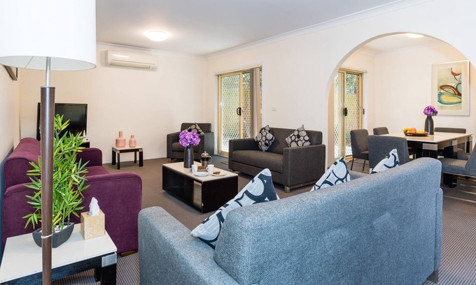 Eastwood House | 3 bedroom executive townhouse accommodation suitable for short & extended stays