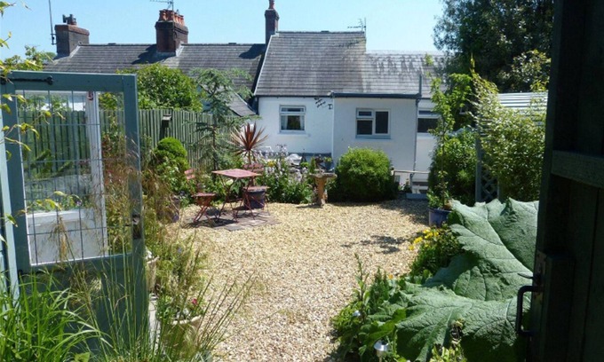 Narberth House | 3 bedroom family friendly and pet friendly cottage in Narberth, Pembrokeshire