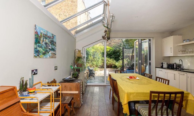 Askew Apartment | 3 Bedroom Family Home in Shepherds Bush