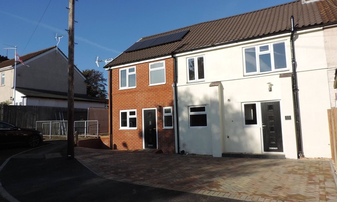 Rushmoor District House | 3 Bedroom Farnborough Airport Accommodation