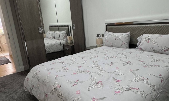 Heston Apartment | 3 Bedroom Flat, Balconies, 2 Bathrooms, Living area & Free Parking near Heathrow