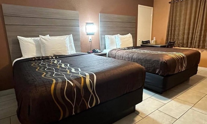 Victorville House | 3 Bedroom Full Property 2 Queen beds and 2 Single Queen beds