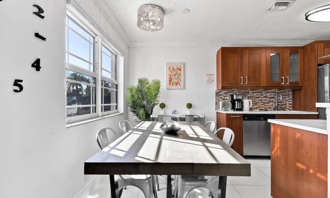 Driftwood House | 3-Bedroom Glamour: Iconic Hollywood Pool Home