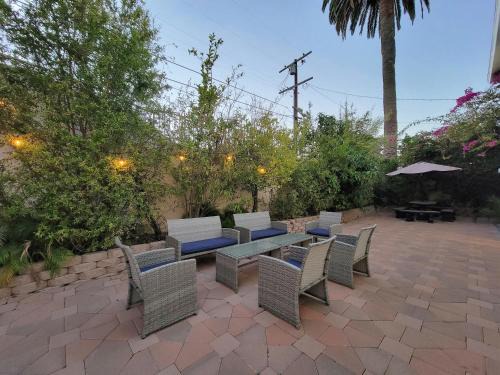 Pico - Robertson Apartment | 3 bedroom guest suite first floor unit with nice patio area right next to the MrC Hotel 10 minutes from Rodeo Drive Washer Dryer WIFI and more