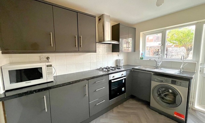 Broad Green House | 3 Bedroom Holiday Home with good transport