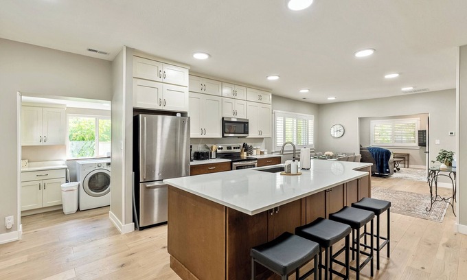 East Central House | 3 Bedroom Home Close to University/Garage