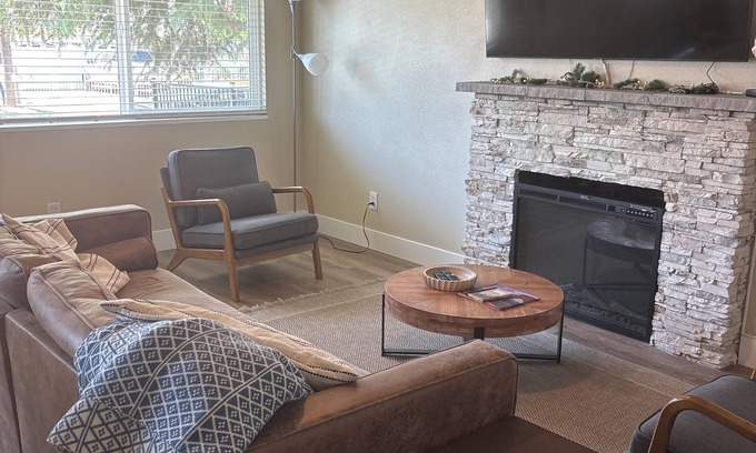 Raisin House | 3-bedroom home close to Airport. Beutifully decorated.