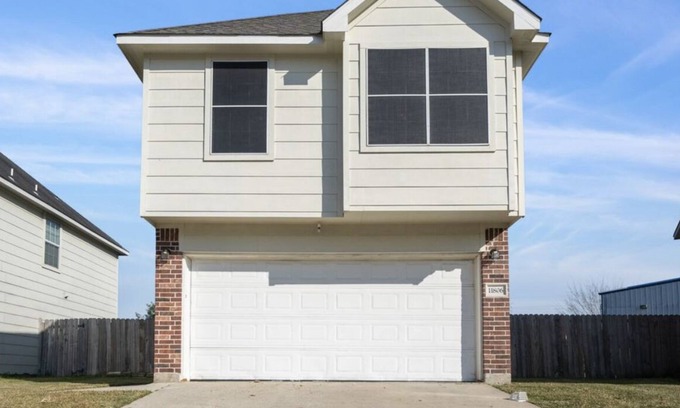 FM 1960 House | 3 bedroom home close to downtown Houston, IAH, woodlands.