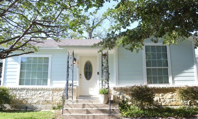 San Antonio House | 3 Bedroom Home in Historic Deco District - Minutes from Downtown