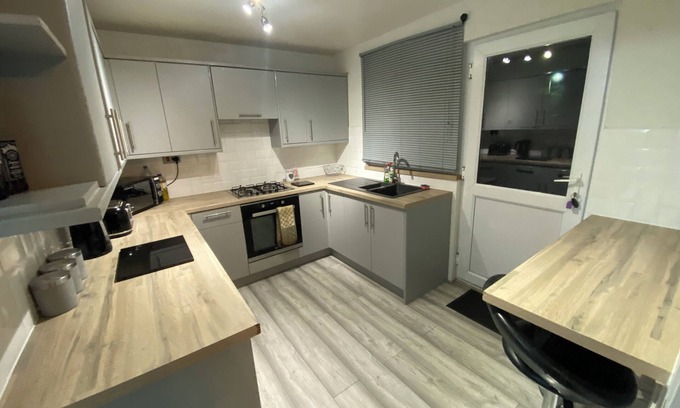 Hereford House | 3 bedroom home, king size, private driveway, pet friendly, 2 secluded gardens