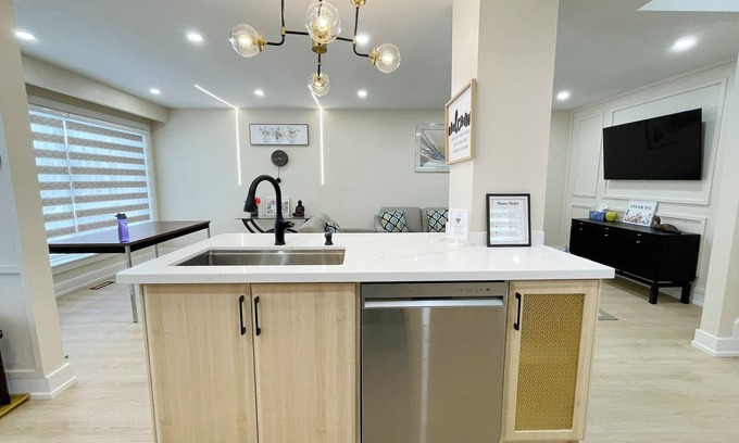 Brampton House | 3 Bedroom Home Peaceful & Trendy, Near Airport