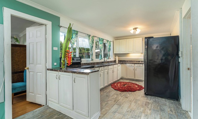 Waialee House | 3-Bedroom Home Plus Mother-in-Law-Suite in Peaceful Haleiwa Hawaii