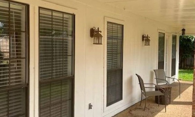 Highland Village House | 3-bedroom home in highland village close to shops