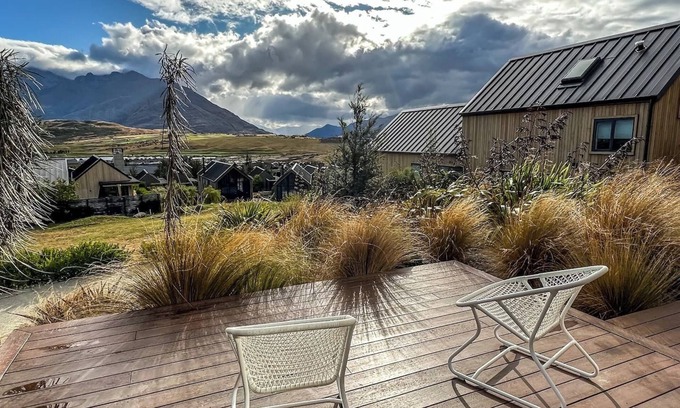 Kawarau Falls House | 3 Bedroom home with spa in Jacks Point