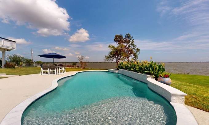 Barrett House | 3-bedroom home with washer/dryer, TV, free internet, amazing water view