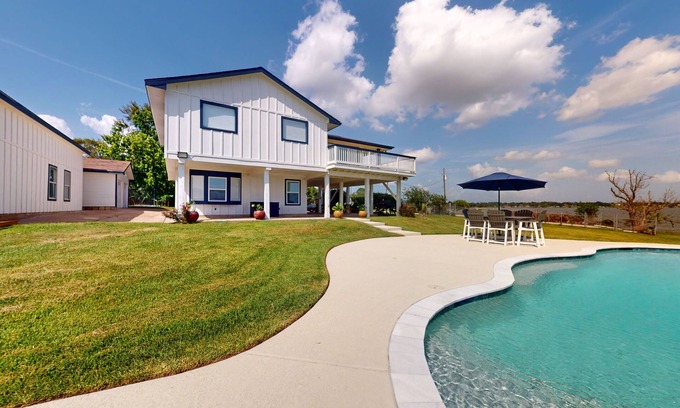 Barrett House | 3-bedroom home with washer/dryer, TV, free internet, poon & amazing water view