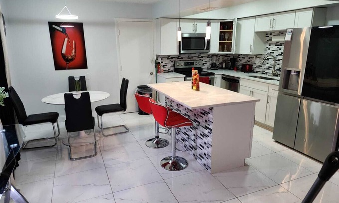 North Lauderdale House | 3 Bedroom House with King Bed
