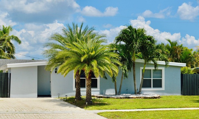Royal Palm Beach House | 3-bedroom house in Beautiful Royal Palm Beach