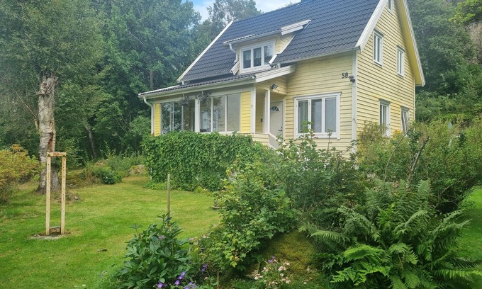 Varberg Municipality House | 3-bedroom house 10 km from Varberg. 6 guests. Free WiFi and parking. Nice garden