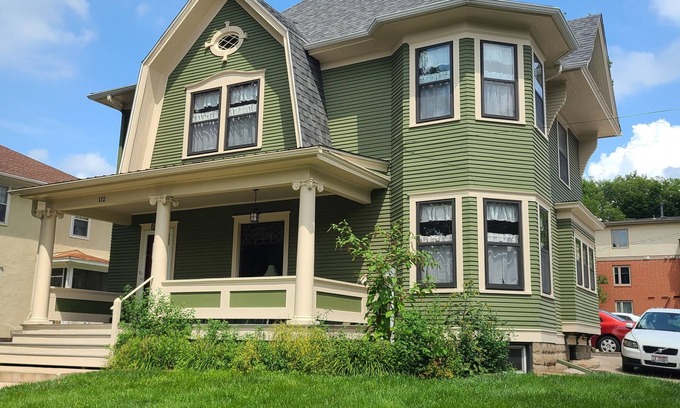 Iowa City House | 3-bedroom house 6 blocks from downtown 2 blocks from 9 sororities in Iowa City
