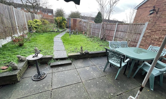 Basildon House | 3 Bedroom House Close to Town Centre and Train Station with Driveway and Garden