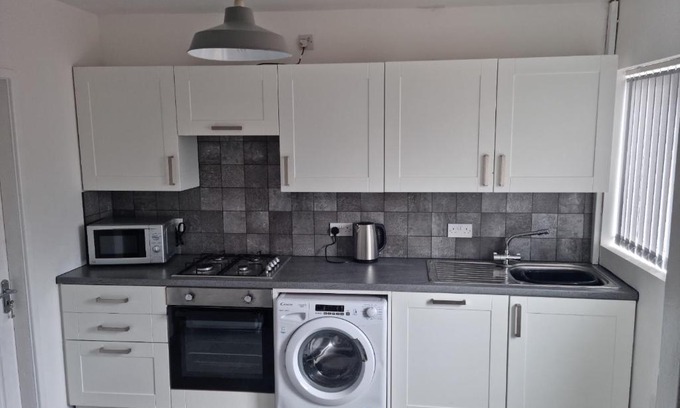 Ellesmere Port House | 3 bedroom house-Ellesmere Port