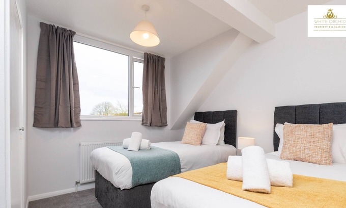 Shephall House | 3 Bedroom House Free Paring & Wi-fi Stevenage Welcome Families & Contractors