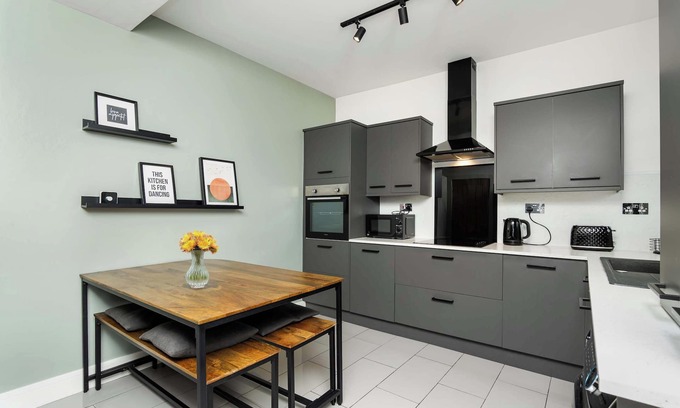 Uphall House | 3 Bedroom House-Free Parking
