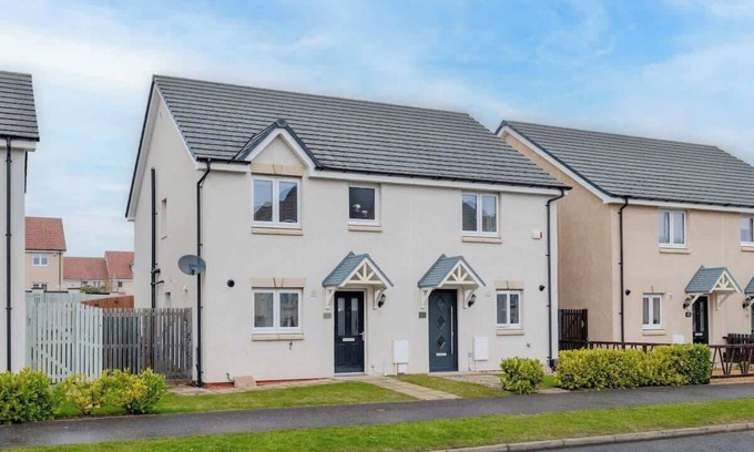 Bonnyrigg House | 3 Bedroom House-Private Parking