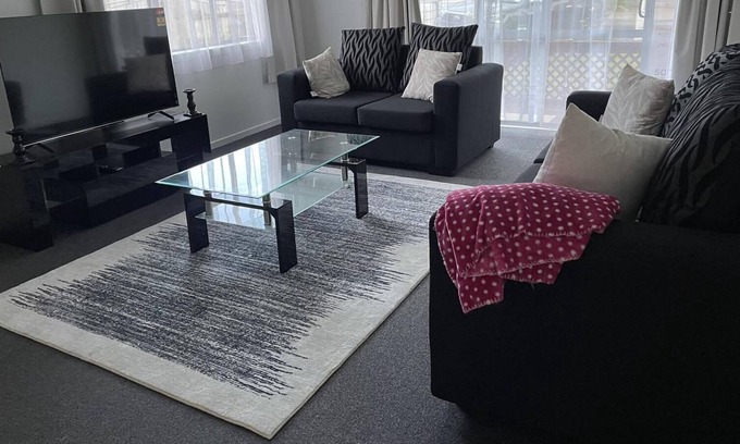 Kawakawa Bay House | 3 Bedroom House, home away from home, 5min walk to beach!