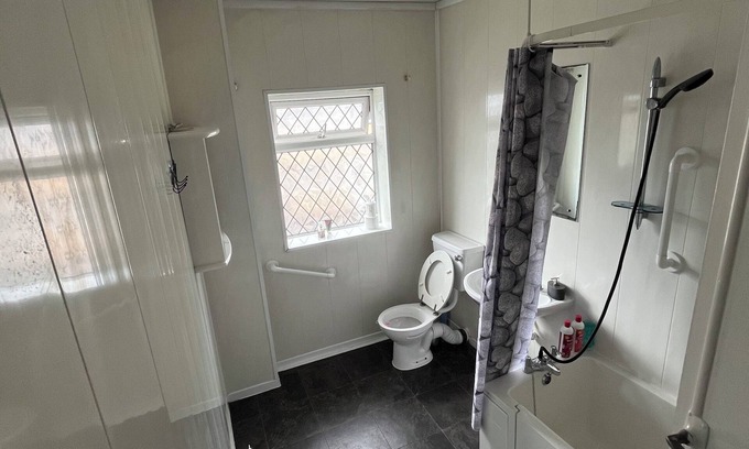 Oldham House | 3 bedroom house in a family neighbourhood, suitable for work commute