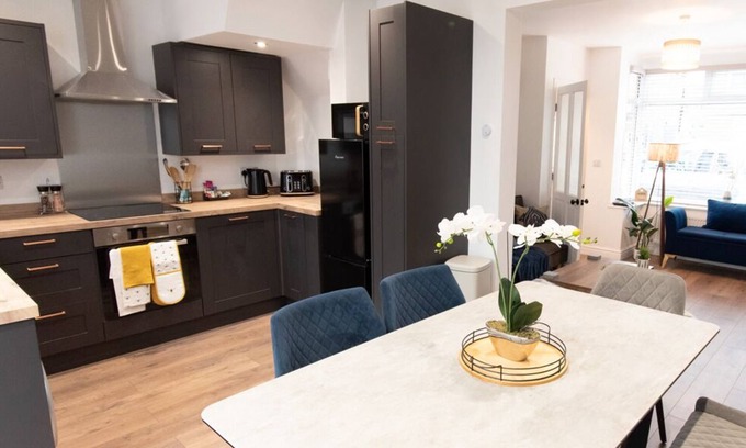 Droylsden House | 3 Bedroom House in Audenshaw
