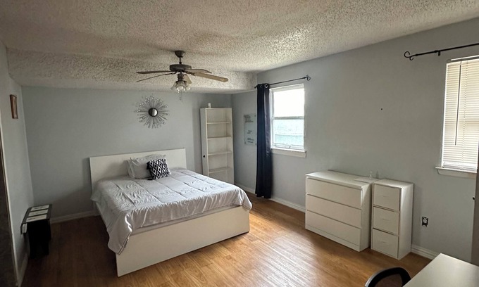 South Arlington House | 3-bedroom house in Arlington near Texas Live