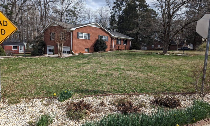 Salisbury House | 3-bedroom house in awesome Salisbury with WiFi, AC