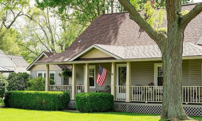 Yorktown House | 3-bedroom house in beautiful Yorktown, IN. Close to Ball State.