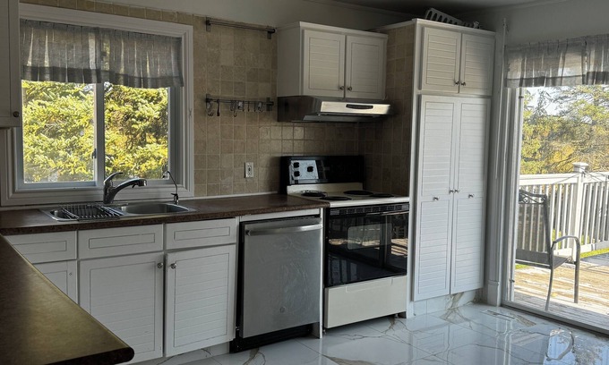 King House | 3-bedroom house in charming King City with AC, WiFi. Enjoy your stay