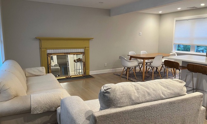 Greenwich House | 3-bedroom house in charming Greenwich with WiFi, AC. Start your getaway now