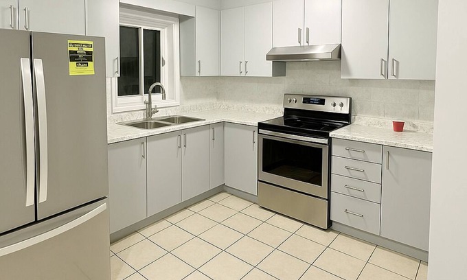 Bramalea House | 3-bedroom house in charming Brampton with WiFi, AC. Start your getaway