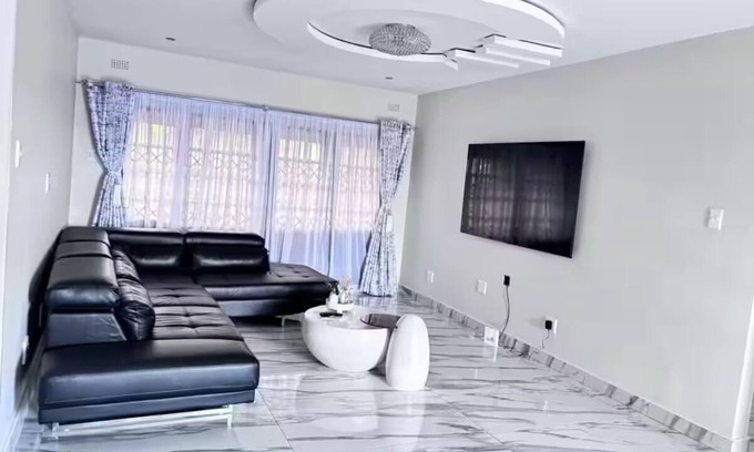 Bulawayo House | 3-bedroom house in charming Bulawayo with WiFi, AC. Start your adventure