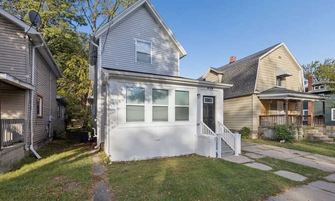 Downtown House | 3-bedroom house in charming Lansing with AC