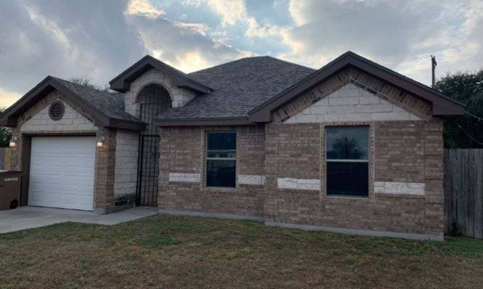 Edinburg House | 3-bedroom house in Edinburg with Wi-Fi & Cable. Enjoy your stay!