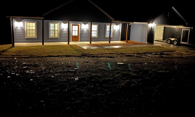 Paluxy House | 3-bedroom house in fantastic Bluff Dale with WiFi, AC